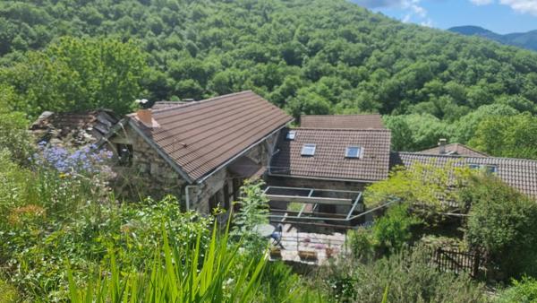Maison de hameau en pierre au calme