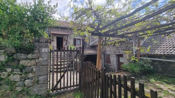 Maison de hameau en pierre au calme