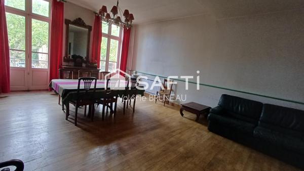 Maison au coeur de la place de Réalmont de 230 m² avec local commercial déjà loué