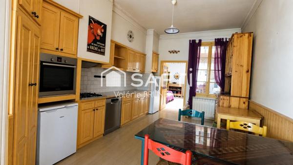 Maison au coeur de la place de Réalmont de 230 m² avec local commercial déjà loué