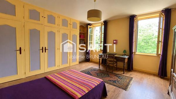 Maison au coeur de la place de Réalmont de 230 m² avec local commercial déjà loué