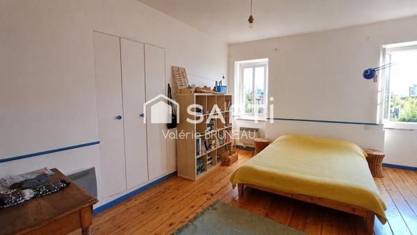 Maison au coeur de la place de Réalmont de 230 m² avec local commercial déjà loué