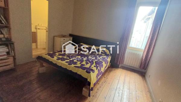 Maison au coeur de la place de Réalmont de 230 m² avec local commercial déjà loué