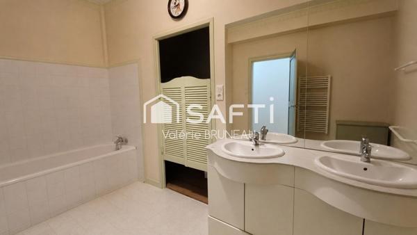 Maison au coeur de la place de Réalmont de 230 m² avec local commercial déjà loué