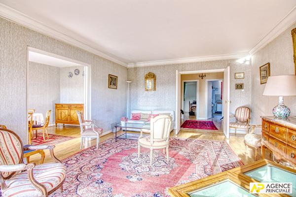 Versailles Rive-Droite Appartement 6 pièces 127.52 m² carrez situé au 1er étage avec ascenseur, terrasse, cave et double box 930 000 € **  - Référence  28244
