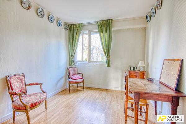 Versailles Rive-Droite Appartement 6 pièces 127.52 m² carrez situé au 1er étage avec ascenseur, terrasse, cave et double box 930 000 € **  - Référence  28244