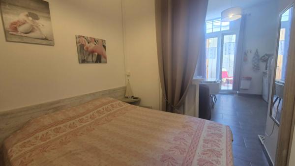 Studio alcôve 21 m² avec terrasse et garage 9 m² en plein centre de Balaruc-les-Bains