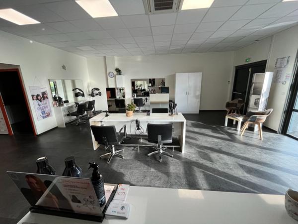 Salon de coiffure zone commercial