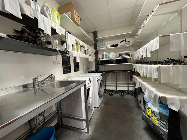 Salon de coiffure zone commercial