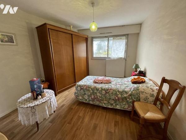 A VENDRE VANNES  T2 loué,  52 m² balcon, cave.
