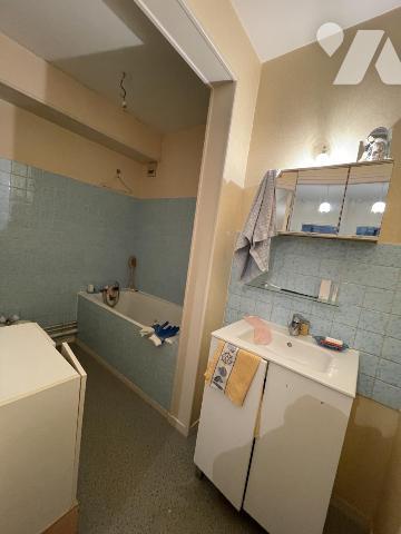 A VENDRE VANNES  T2 loué,  52 m² balcon, cave.