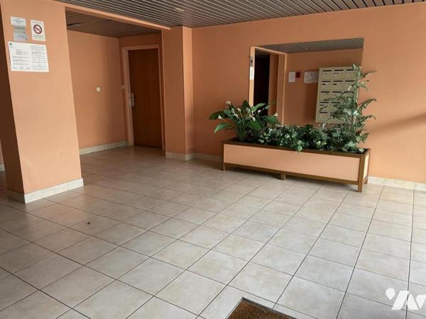 A VENDRE VANNES  T2 loué,  52 m² balcon, cave.