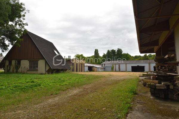 Local d activites de 2 600 m²