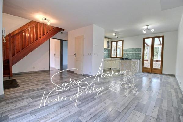 Maison individuelle avec garage et jardin clos