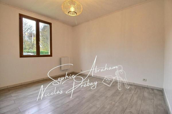 Maison individuelle avec garage et jardin clos