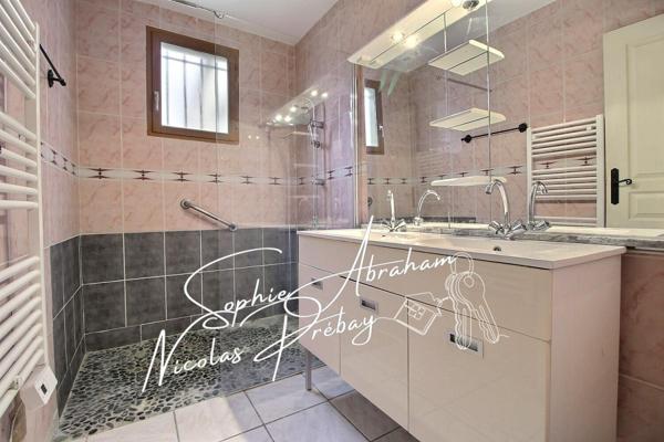 Maison individuelle avec garage et jardin clos