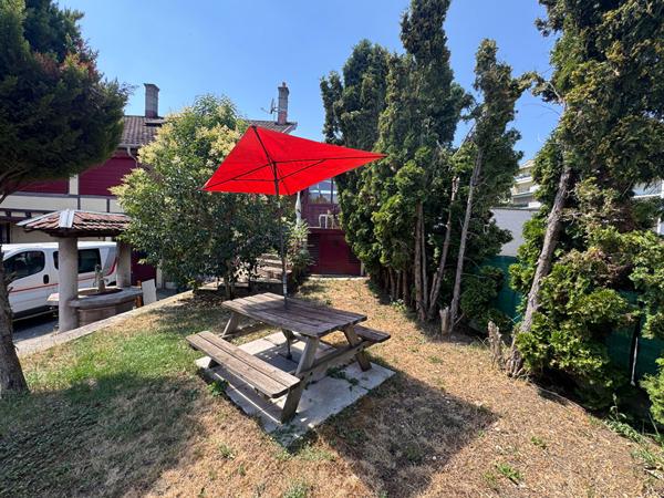 APPARTEMENT / MAISON ATYPIQUE AVEC JARDIN ET STATIONNEMENT CENTRE VILLE HERICOURT
