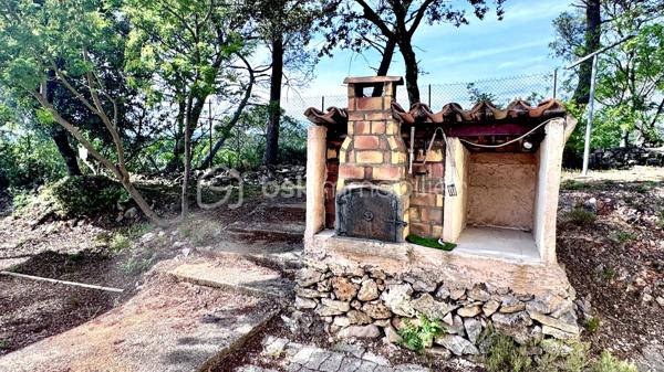 ACHAT d'une Villa de caractère avec piscine à Brignoles, secteur résidentiel recherché
Dans l’un des secteurs résidentiels les plus prisés et confidentiels de Brignoles, à seulement quelques minutes du centre-ville, des commerces, écoles et commodités, découvrez cette élégante villa provençale de 137 m², offrant 5 pièces, 4 chambres, piscine, garage et pool house, au cœur d’un environnement naturel privilégié.
Édifiée sur un superbe terrain paysager, arboré et entièrement clos d’environ 6 000 m², en zone naturelle, cette propriété séduira les amateurs de calme, d’espace et d’authenticité. Son exposition sud-ouest, son absence de vis-à-vis et son cadre verdoyant en font un véritable havre de paix.
Dès l’entrée, vous serez charmé par une grande pièce de vie lumineuse d’environ 54 m², baignée de lumière naturelle, comprenant un bel espace salon-séjour et une cuisine ouverte aménagée, parfaitement pensée pour recevoir famille et amis dans une ambiance chaleureuse et conviviale.
Le rez-de-chaussée comprend également :
Un garage attenant d’environ 21 m²
Des toilettes indépendantes
De beaux volumes et une circulation agréable
À l’étage, l’espace nuit propose :
4 chambres confortables avec rangements
Une vaste salle d’eau de plus de 9 m²
Un WC indépendant
Côté confort, la villa bénéficie de prestations appréciables pour une utilisation toute l’année : pompe à chaleur, climatisation réversible, cheminée à foyer ouvert, forage avec traitement UV et adoucisseur, assainissement individuel conforme.
Les extérieurs ont été soigneusement aménagés pour profiter pleinement du climat provençal. Vous y trouverez une belle piscine aux dimensions généreuses avec vue dégagée, un pool house d’environ 22 m², une élégante terrasse, un espace barbecue avec four à pizza, un potager, des arbres fruitiers ainsi qu’un portail électrique.
Cette villa conjugue parfaitement calme absolu, volumes généreux, charme provençal et proximité immédiate des commodités. Elle conviendra aussi bien pour une résidence principale que pour une résidence secondaire de qualité.
Un bien rare sur le secteur de Brignoles, idéal pour les amoureux de nature, de tranquillité et de belles prestations.
À découvrir sans tarder...