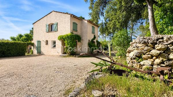 ACHAT d'une Villa de caractère avec piscine à Brignoles, secteur résidentiel recherché
Dans l’un des secteurs résidentiels les plus prisés et confidentiels de Brignoles, à seulement quelques minutes du centre-ville, des commerces, écoles et commodités, découvrez cette élégante villa provençale de 137 m², offrant 5 pièces, 4 chambres, piscine, garage et pool house, au cœur d’un environnement naturel privilégié.
Édifiée sur un superbe terrain paysager, arboré et entièrement clos d’environ 6 000 m², en zone naturelle, cette propriété séduira les amateurs de calme, d’espace et d’authenticité. Son exposition sud-ouest, son absence de vis-à-vis et son cadre verdoyant en font un véritable havre de paix.
Dès l’entrée, vous serez charmé par une grande pièce de vie lumineuse d’environ 54 m², baignée de lumière naturelle, comprenant un bel espace salon-séjour et une cuisine ouverte aménagée, parfaitement pensée pour recevoir famille et amis dans une ambiance chaleureuse et conviviale.
Le rez-de-chaussée comprend également :
Un garage attenant d’environ 21 m²
Des toilettes indépendantes
De beaux volumes et une circulation agréable
À l’étage, l’espace nuit propose :
4 chambres confortables avec rangements
Une vaste salle d’eau de plus de 9 m²
Un WC indépendant
Côté confort, la villa bénéficie de prestations appréciables pour une utilisation toute l’année : pompe à chaleur, climatisation réversible, cheminée à foyer ouvert, forage avec traitement UV et adoucisseur, assainissement individuel conforme.
Les extérieurs ont été soigneusement aménagés pour profiter pleinement du climat provençal. Vous y trouverez une belle piscine aux dimensions généreuses avec vue dégagée, un pool house d’environ 22 m², une élégante terrasse, un espace barbecue avec four à pizza, un potager, des arbres fruitiers ainsi qu’un portail électrique.
Cette villa conjugue parfaitement calme absolu, volumes généreux, charme provençal et proximité immédiate des commodités. Elle conviendra aussi bien pour une résidence principale que pour une résidence secondaire de qualité.
Un bien rare sur le secteur de Brignoles, idéal pour les amoureux de nature, de tranquillité et de belles prestations.
À découvrir sans tarder...