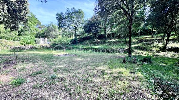 ACHAT d'une Villa de caractère avec piscine à Brignoles, secteur résidentiel recherché
Dans l’un des secteurs résidentiels les plus prisés et confidentiels de Brignoles, à seulement quelques minutes du centre-ville, des commerces, écoles et commodités, découvrez cette élégante villa provençale de 137 m², offrant 5 pièces, 4 chambres, piscine, garage et pool house, au cœur d’un environnement naturel privilégié.
Édifiée sur un superbe terrain paysager, arboré et entièrement clos d’environ 6 000 m², en zone naturelle, cette propriété séduira les amateurs de calme, d’espace et d’authenticité. Son exposition sud-ouest, son absence de vis-à-vis et son cadre verdoyant en font un véritable havre de paix.
Dès l’entrée, vous serez charmé par une grande pièce de vie lumineuse d’environ 54 m², baignée de lumière naturelle, comprenant un bel espace salon-séjour et une cuisine ouverte aménagée, parfaitement pensée pour recevoir famille et amis dans une ambiance chaleureuse et conviviale.
Le rez-de-chaussée comprend également :
Un garage attenant d’environ 21 m²
Des toilettes indépendantes
De beaux volumes et une circulation agréable
À l’étage, l’espace nuit propose :
4 chambres confortables avec rangements
Une vaste salle d’eau de plus de 9 m²
Un WC indépendant
Côté confort, la villa bénéficie de prestations appréciables pour une utilisation toute l’année : pompe à chaleur, climatisation réversible, cheminée à foyer ouvert, forage avec traitement UV et adoucisseur, assainissement individuel conforme.
Les extérieurs ont été soigneusement aménagés pour profiter pleinement du climat provençal. Vous y trouverez une belle piscine aux dimensions généreuses avec vue dégagée, un pool house d’environ 22 m², une élégante terrasse, un espace barbecue avec four à pizza, un potager, des arbres fruitiers ainsi qu’un portail électrique.
Cette villa conjugue parfaitement calme absolu, volumes généreux, charme provençal et proximité immédiate des commodités. Elle conviendra aussi bien pour une résidence principale que pour une résidence secondaire de qualité.
Un bien rare sur le secteur de Brignoles, idéal pour les amoureux de nature, de tranquillité et de belles prestations.
À découvrir sans tarder...