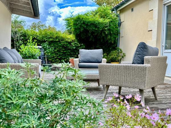 BLANQUEFORT – MAISON EN PIERRE 195 M² – 4 CHAMBRES, JARDIN SANS VIS-À-VIS ET DÉPENDANCE