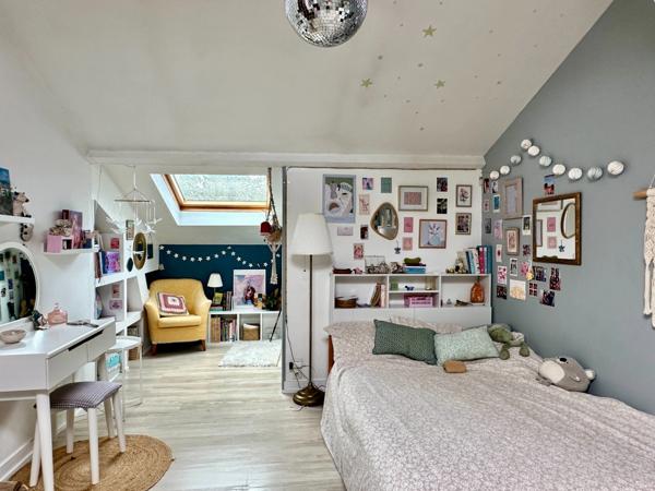 BLANQUEFORT – MAISON EN PIERRE 195 M² – 4 CHAMBRES, JARDIN SANS VIS-À-VIS ET DÉPENDANCE