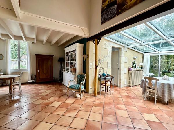 BLANQUEFORT – MAISON EN PIERRE 195 M² – 4 CHAMBRES, JARDIN SANS VIS-À-VIS ET DÉPENDANCE