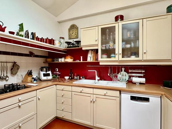 BLANQUEFORT – MAISON EN PIERRE 195 M² – 4 CHAMBRES, JARDIN SANS VIS-À-VIS ET DÉPENDANCE