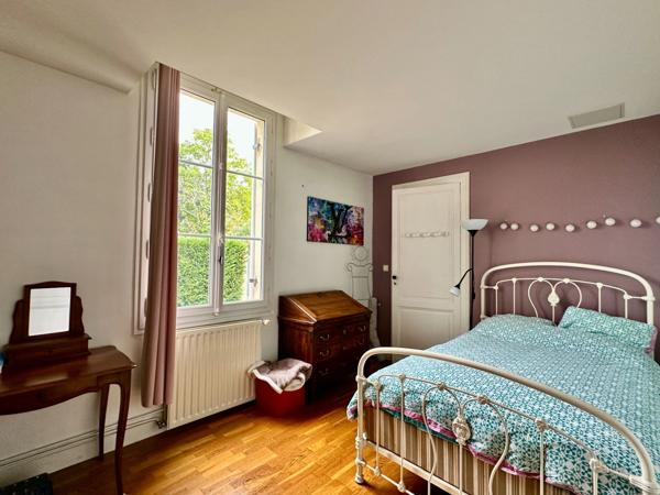 BLANQUEFORT – MAISON EN PIERRE 195 M² – 4 CHAMBRES, JARDIN SANS VIS-À-VIS ET DÉPENDANCE