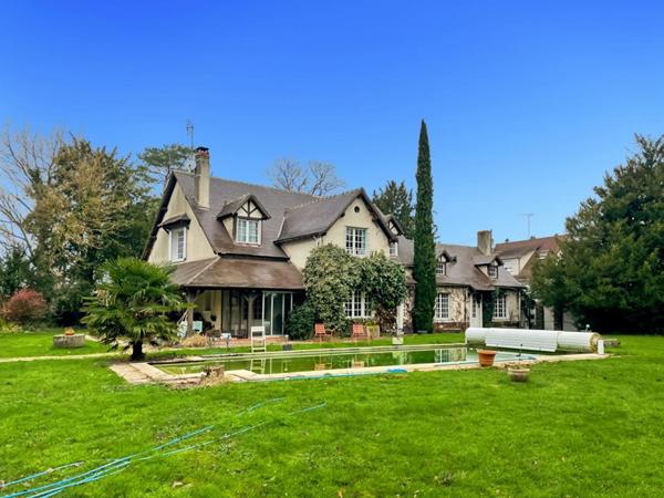 Élégante propriété 252m2 avec parc arboré, piscine à Montgivray