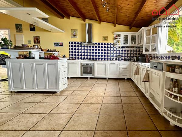 Villa 6 pièces 210 m² avec piscine - Vue mer & montagne - Bellepierre