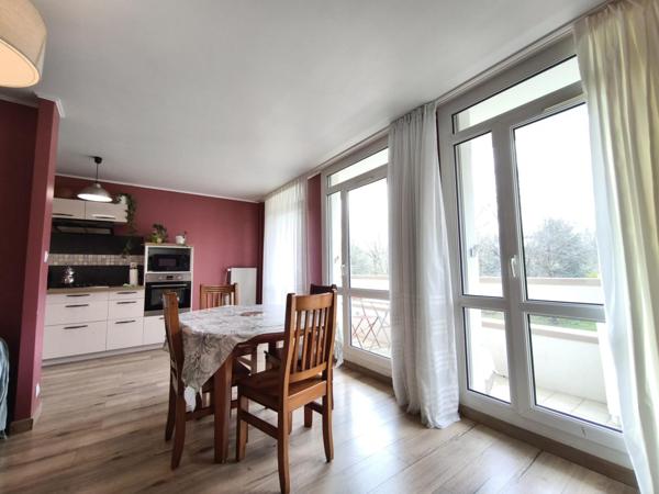 Proche verdure et deux balcons