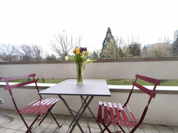 Proche verdure et deux balcons