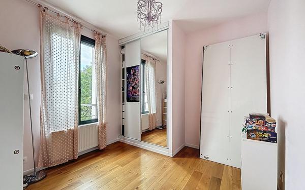 Maison à vendre    5 pièces • 168 m2 Suresnes