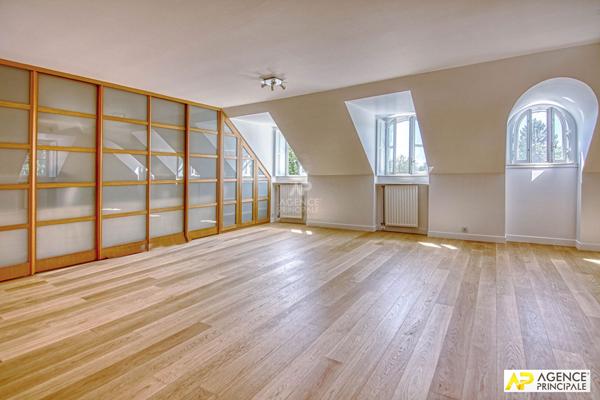 Versailles Parc Appartement 4 pièces 111m² au sol (100m² carrez) situé au 3ème et dernier étage avec ascenseur, cave et parking €995 000 ** - Référence 27687
