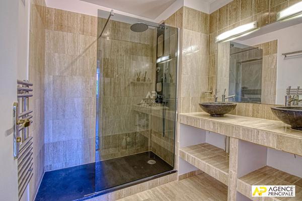Versailles Parc Appartement 4 pièces 111m² au sol (100m² carrez) situé au 3ème et dernier étage avec ascenseur, cave et parking €995 000 ** - Référence 27687