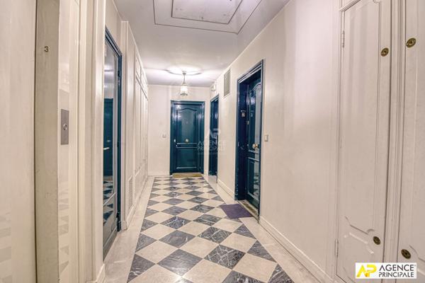 Versailles Parc Appartement 4 pièces 111m² au sol (100m² carrez) situé au 3ème et dernier étage avec ascenseur, cave et parking €995 000 ** - Référence 27687