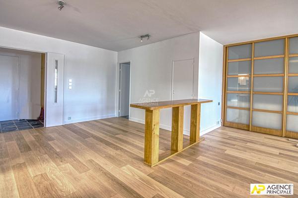 Versailles Parc Appartement 4 pièces 111m² au sol (100m² carrez) situé au 3ème et dernier étage avec ascenseur, cave et parking €995 000 ** - Référence 27687