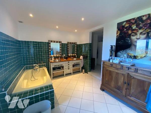 A vendre à Mauriac (CANTAL), dans un quartier résidentiel, à proximité des commerces et service...