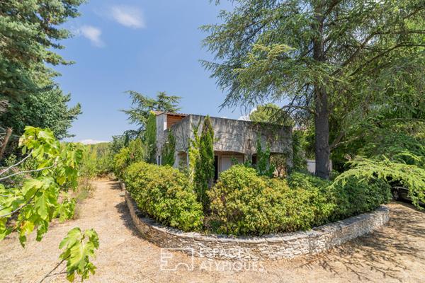 Propriété à fort potentiel avec jardin arboré et piscine à Puyricard