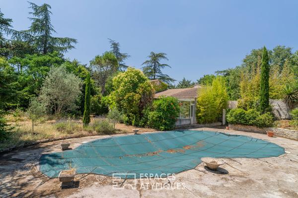 Propriété à fort potentiel avec jardin arboré et piscine à Puyricard