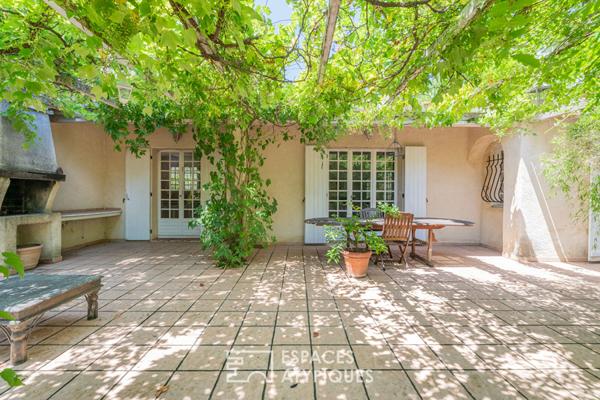 Propriété à fort potentiel avec jardin arboré et piscine à Puyricard