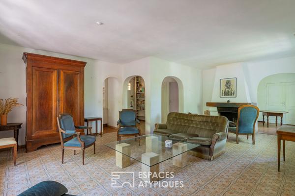 Propriété à fort potentiel avec jardin arboré et piscine à Puyricard