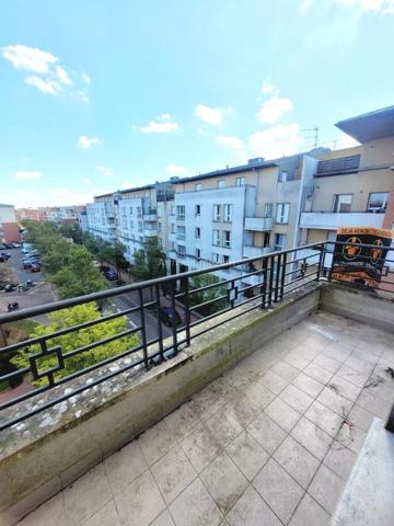 Vente                                                      Appartement
                        
                     3 pièces                      63 m2                     à Clamart