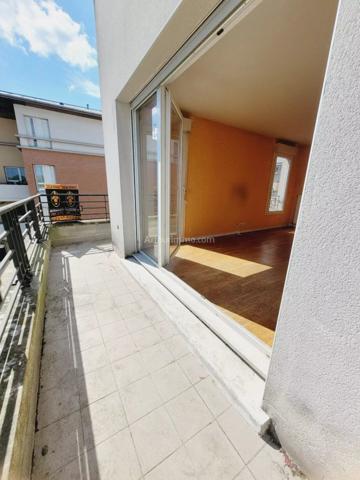 Vente                                                      Appartement
                        
                     3 pièces                      63 m2                     à Clamart