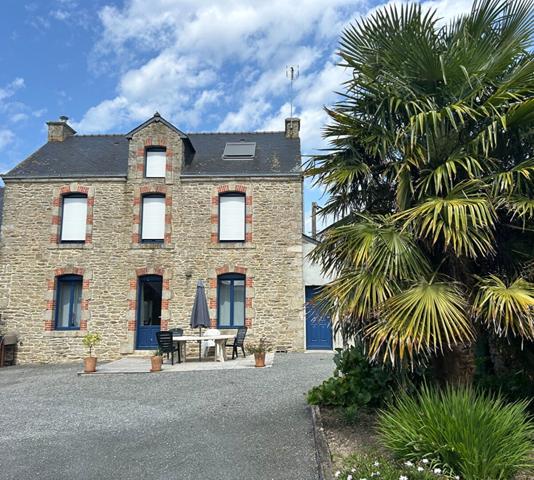 Longère en pierre avec un appartement indépendant et terrain de plus de 12 000 m²