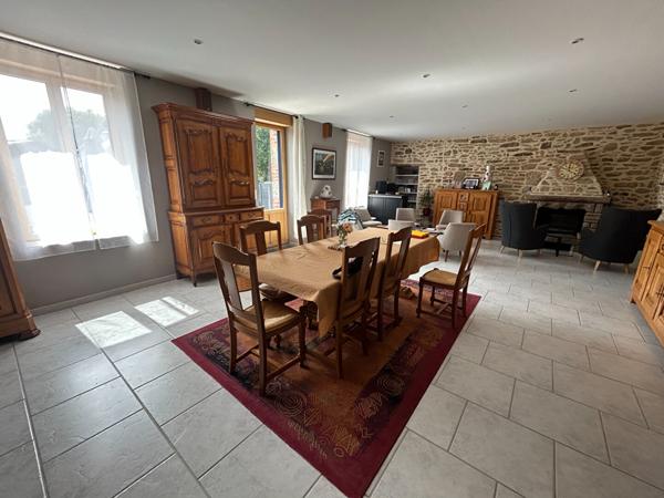 Longère en pierre avec un appartement indépendant et terrain de plus de 12 000 m²