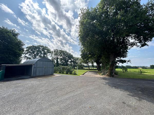 Longère en pierre avec un appartement indépendant et terrain de plus de 12 000 m²