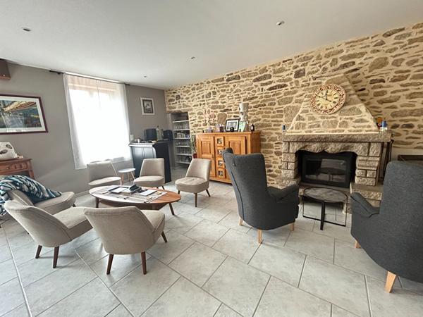 Longère en pierre avec un appartement indépendant et terrain de plus de 12 000 m²