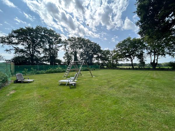 Longère en pierre avec un appartement indépendant et terrain de plus de 12 000 m²